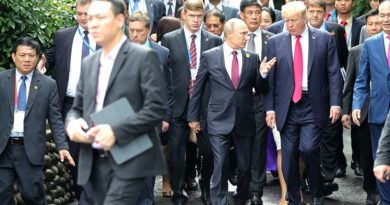 Putin and Trump talk before group photo op at APEC Conference 20171111