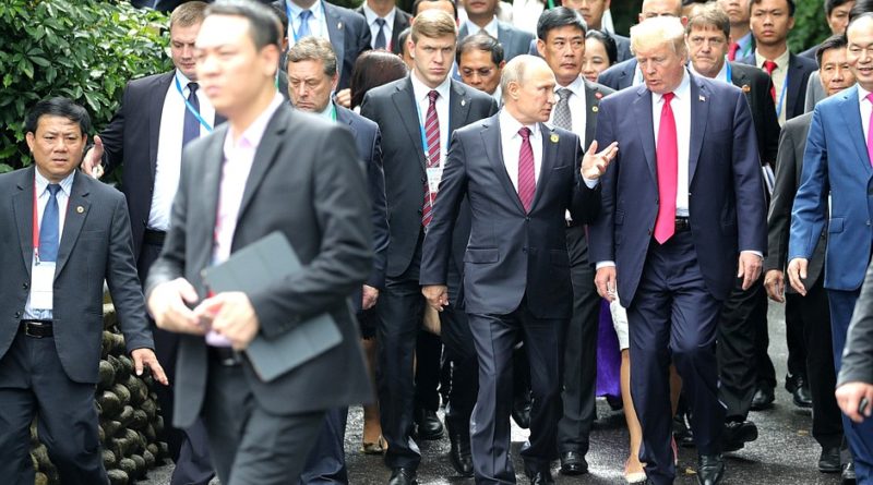 Putin and Trump talk before group photo op at APEC Conference 20171111