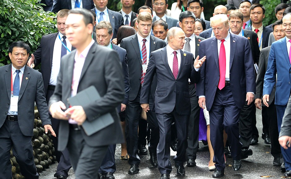 Putin and Trump talk before group photo op at APEC Conference 20171111